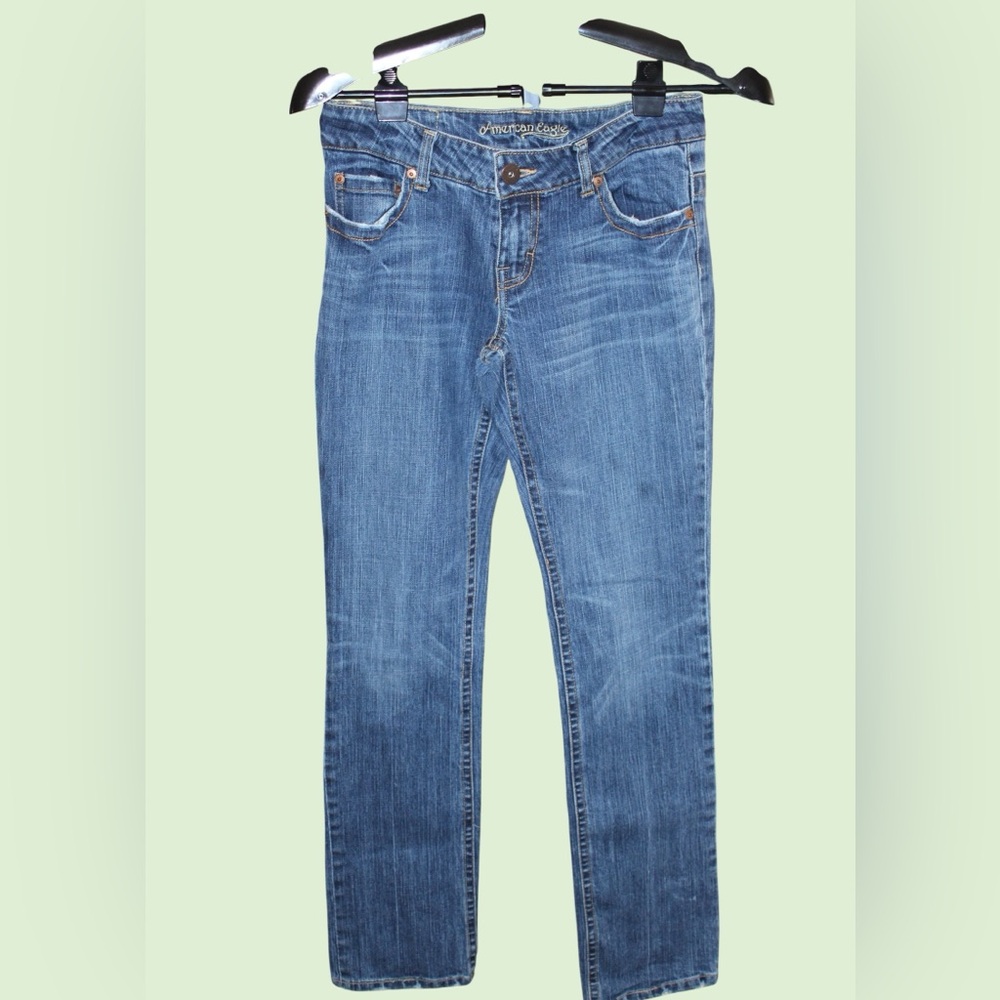 American Eagle Women’s Size 6 Medium Wash Straight Leg Jeans